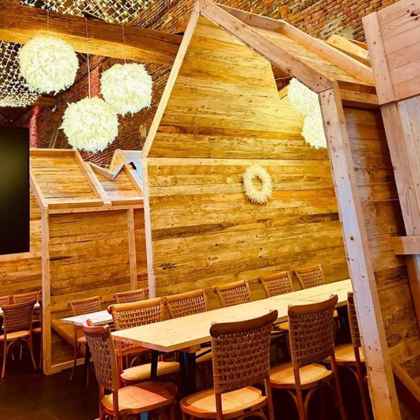 Cabane en bois dans un cadre de Noël au restaurant éphémère Cocon d'Hiver
